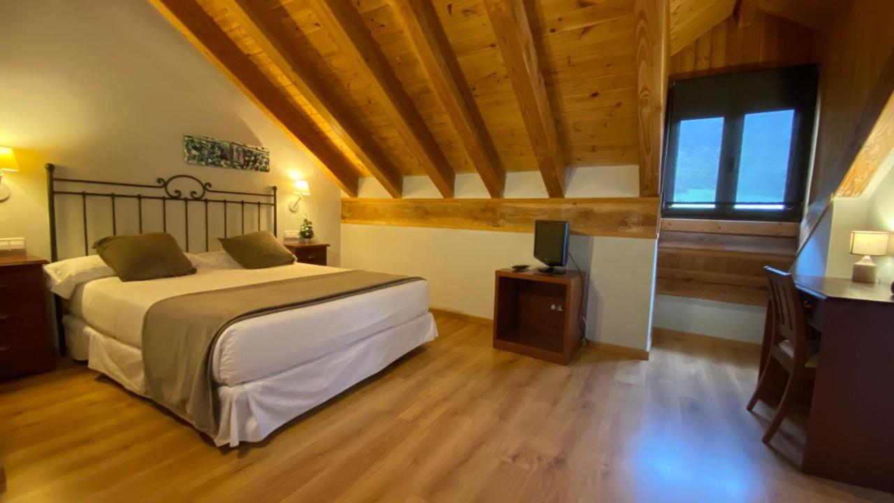 Roca Blanca Hotel Espot Exterior photo