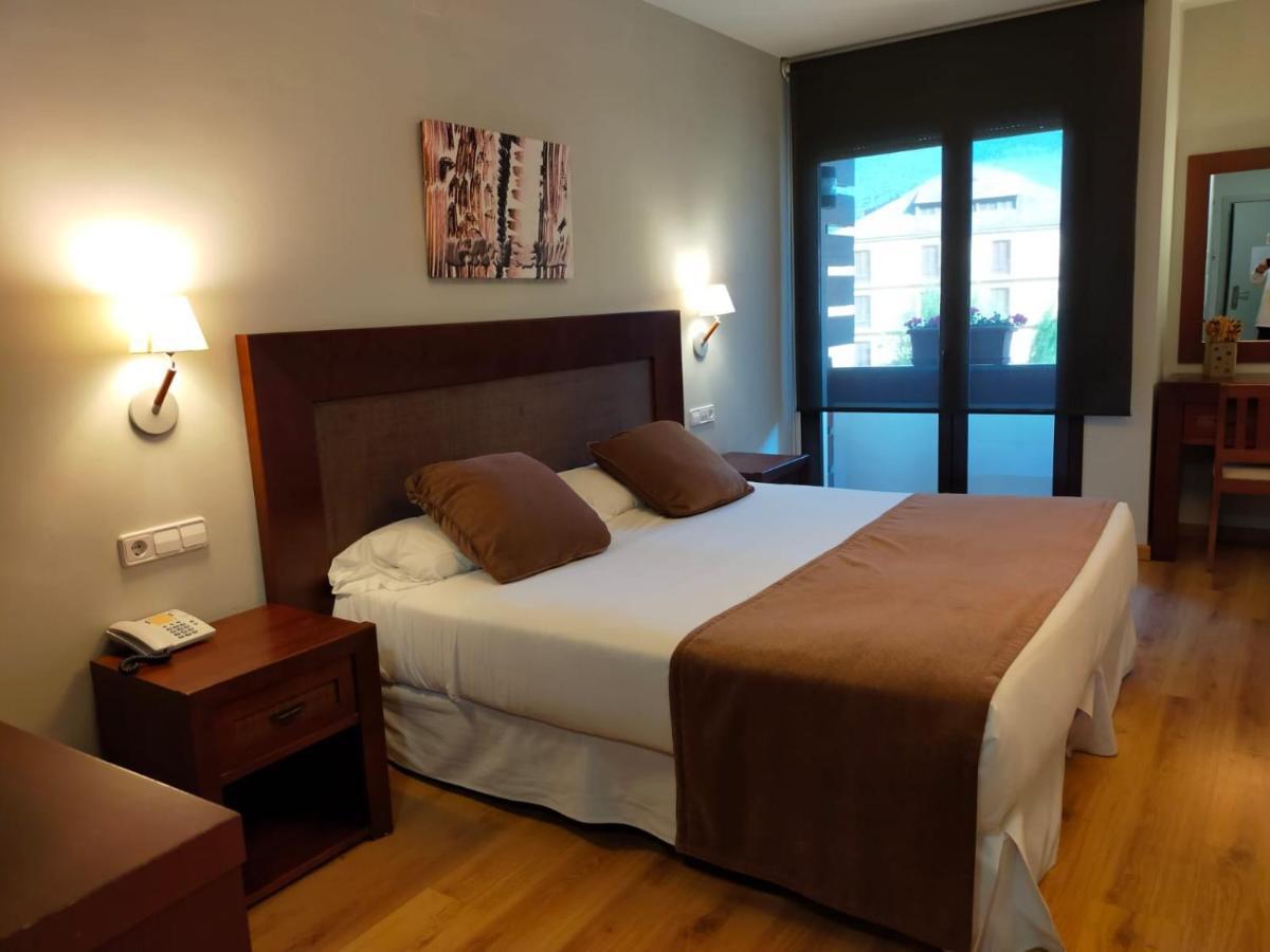 Roca Blanca Hotel Espot Exterior photo