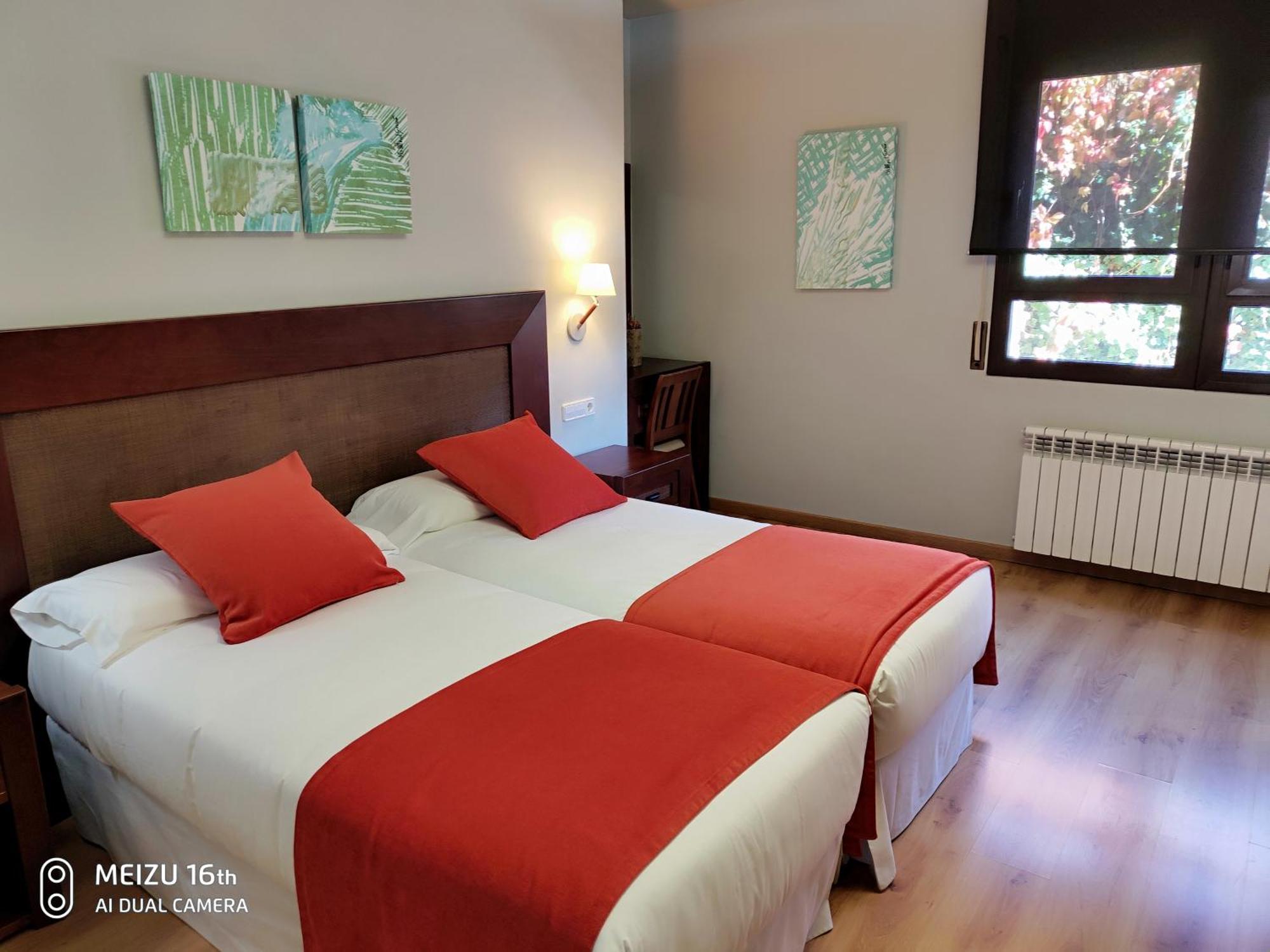 Roca Blanca Hotel Espot Room photo